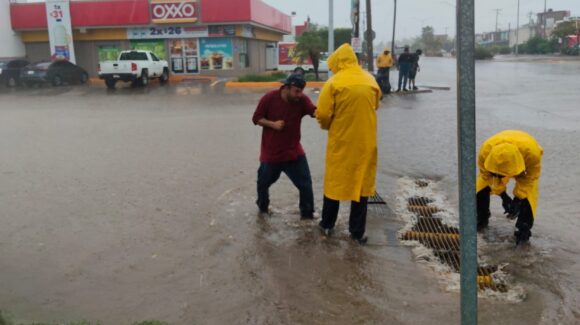 Se desprende el cielo sobre la ciudad de Los Mochis; PC mantiene monitoreo en vialidades, sin problemas aún