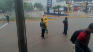cae lluvia en los mochis calles inundadas alcantarillaas