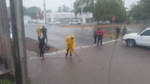 cae lluvia en los mochis calles inundadas trabajadores