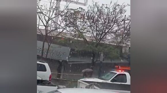 Cae marquesina de fierro en el sector centro de la ciudad de Los Mochis, Sinaloa