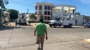 cae poste de la cfe y deja sin luz a vecinos del centro de los mochis