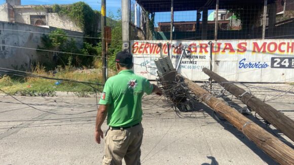 Cae poste de la CFE y deja sin luz a vecinos del sector centro de Los Mochis, Sinaloa