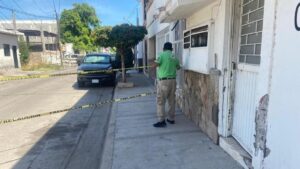 cae poste de la cfe y deja sin luz a vecinos del centro de los mochis sin
