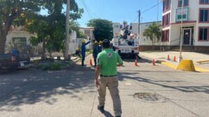cae poste de la cfe y deja sin luz a vecinos del centro de los mochis sinaloa
