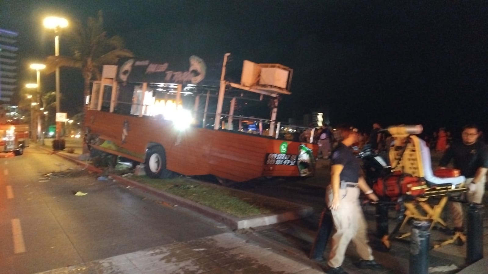 Camión turístico choca contra luminaria en Mazatlán