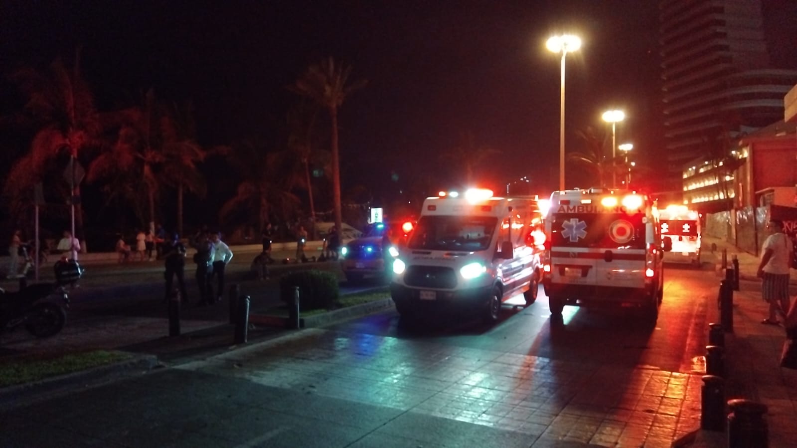 Camión turístico choca contra luminaria en Mazatlán