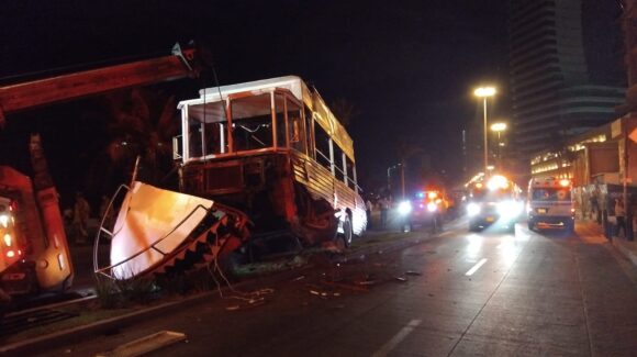 Camión turístico derriba luminaria tras accidente en la Avenida del Mar, Mazatlán; reportan personas lesionadas