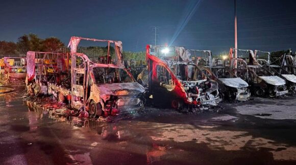 Incendio voraz en bodega de Pepsi deja decenas de camiones repartidores calcinados, en Matamoros, Tamaulipas