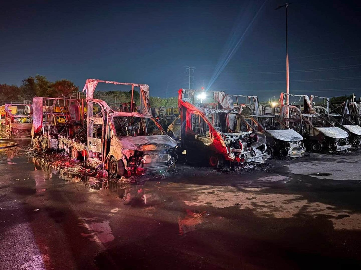 Camiones repartidores incendiados