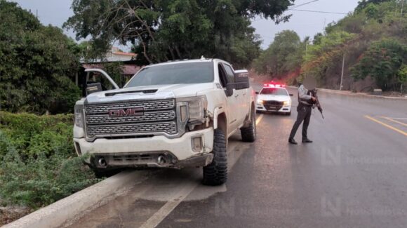 Tras reporte de gente armada, GN Carreteras decomisa camioneta con explosivos y cartuchos en El Quelite, Mazatlán, Sinaloa