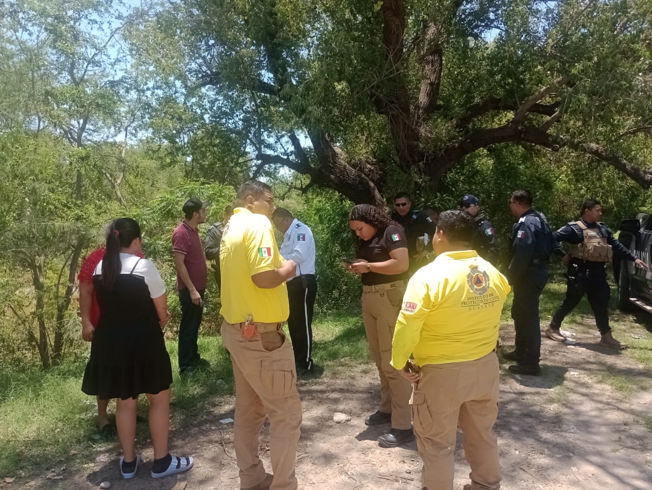 Camioneta es arrastrada por la corriente del río Caimanero