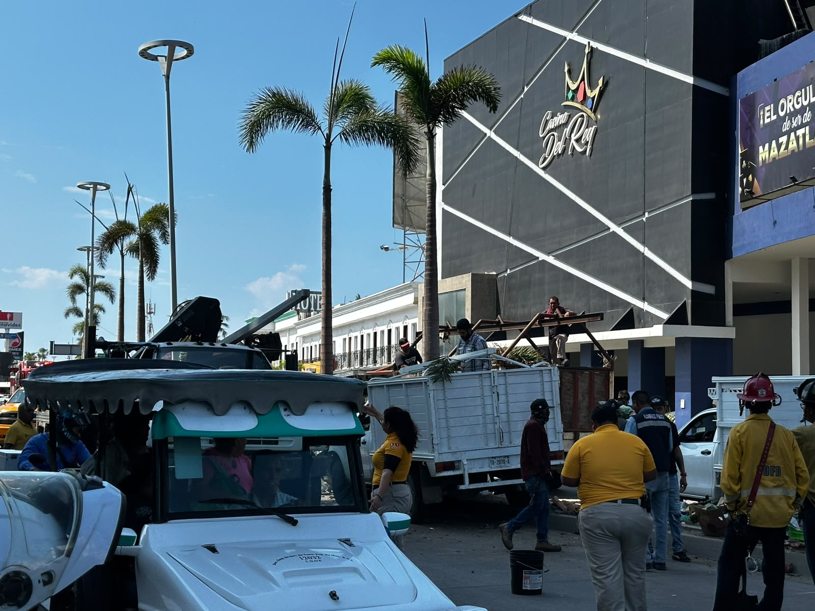 Camioneta se impacta contra palmera y luminaria en Zona Dorada de Mazatlán