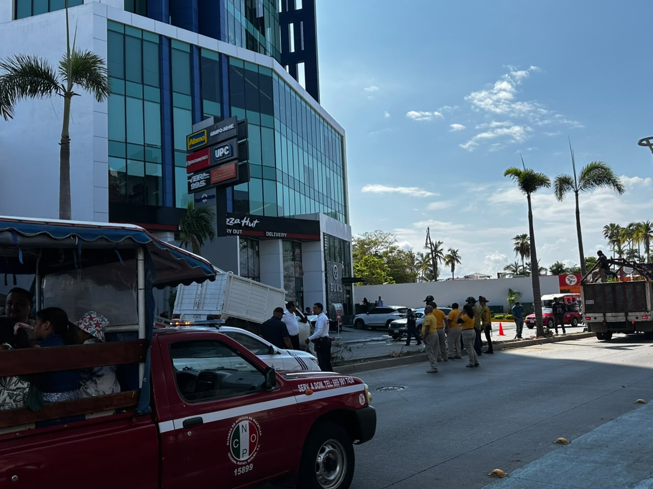 Camioneta se impacta contra palmera y luminaria en Zona Dorada de Mazatlán