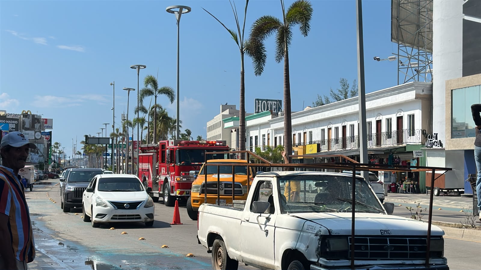 Camioneta se impacta contra palmera y luminaria en Zona Dorada de Mazatlán