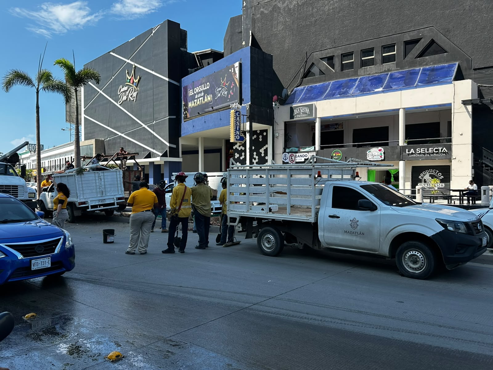 Camioneta se impacta contra palmera y luminaria en Zona Dorada de Mazatlán