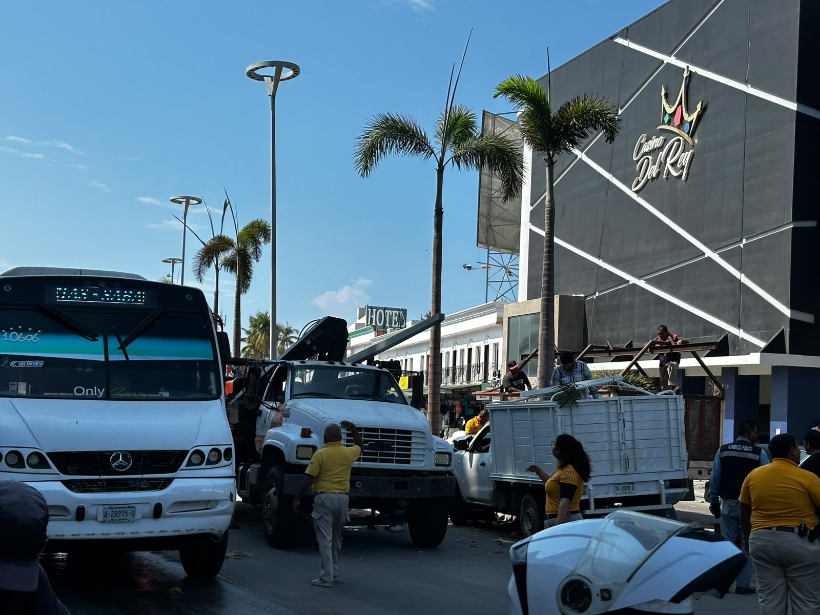 Camioneta se impacta contra palmera y luminaria en Zona Dorada de Mazatlán
