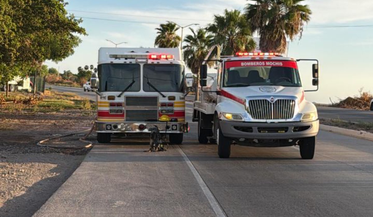 Camioneta se incendia en la Mochis-Topolobampo