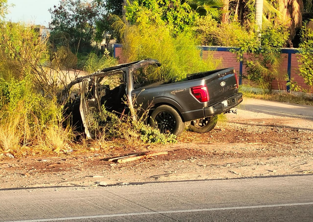 Camioneta se incendia en la Mochis-Topolobampo