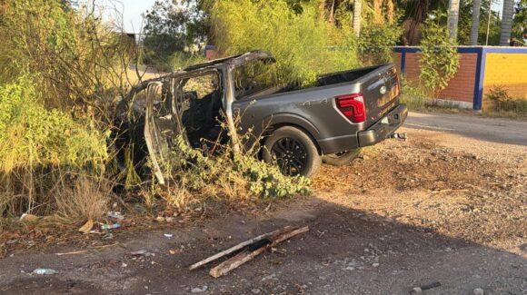 Se incendia camioneta en la Mochis-Topolobampo, Sinaloa