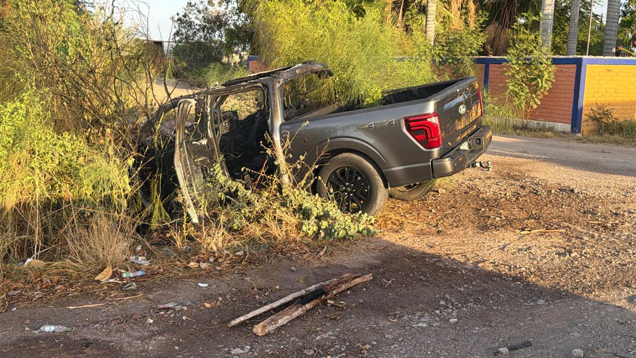 Camioneta se incendia en la Mochis-Topolobampo