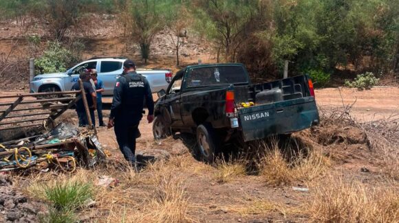 Camioneta se sale de la carretera en el puente del río de Guasave, Sinaloa; conductor resulta ileso