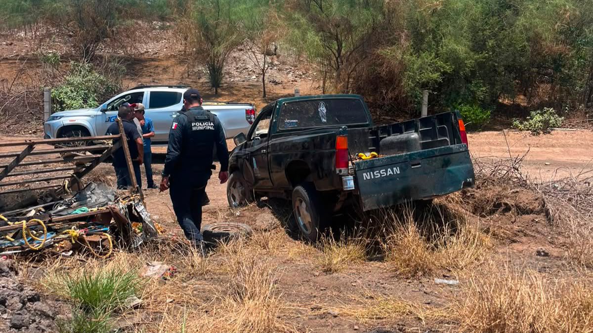 camioneta se sale de la carretera en el puente del rio de guasave
