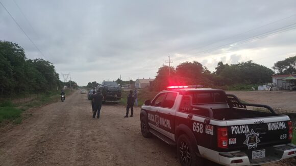 Camioneta termina dentro de un canal en la colonia Las Garzas de Guasave