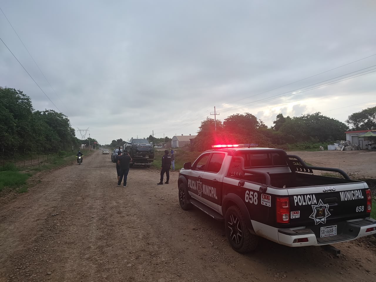 Camioneta termina dentro de un canal en la colonia Las Garzas de Guasave