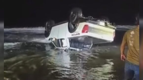 Aparatoso accidente deja camioneta llantas arriba en la orilla de Playa Las Glorias, en Guasave