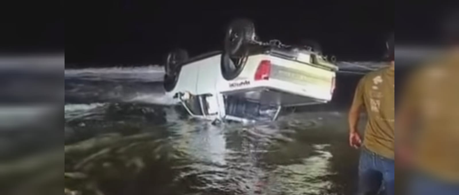 Camioneta volcada en Las Glorias, Guasave