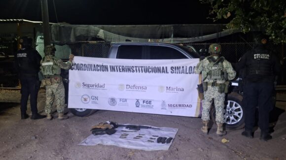 Aseguran una camioneta abandonada, un AK-47, chalecos y cartuchos en Navolato, Sinaloa