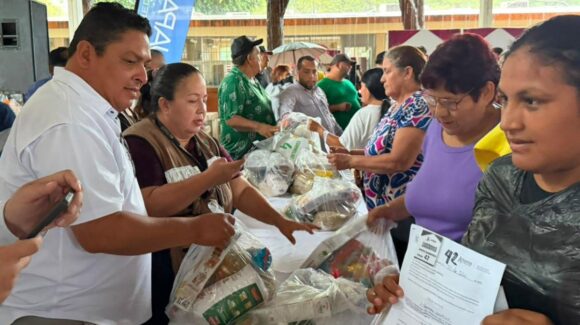 En medio de fuerte lluvia la Villa de Ahome recibió la Caravana del Bienestar; entregaron alimentos y brindaron otros servicios