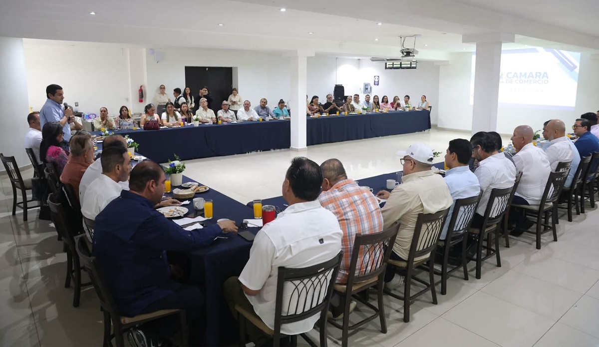 Carlos Escobar sostiene encuentro con Canaco Mazatlán