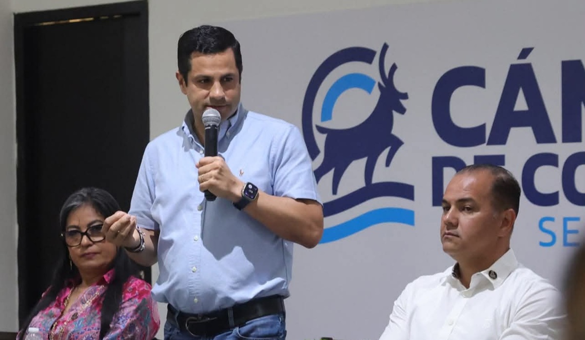 Carlos Escobar sostiene encuentro con Canaco Mazatlán