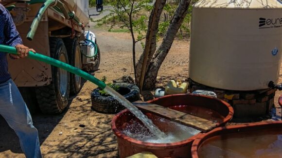 Llueve, pero la sequía no cede: 12 comunidades de Sinaloa Municipio dependen de una sola pipa