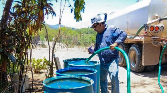 Sebides mantiene distribución de agua en pipas para atender a 117 comunidades afectadas por la sequía en Sinaloa