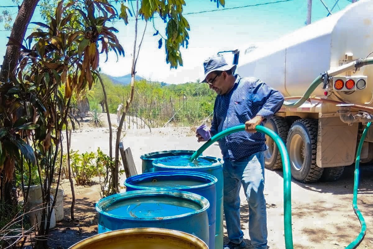 Ceapas lleva agua en pipas a zonas afectadas por sequía