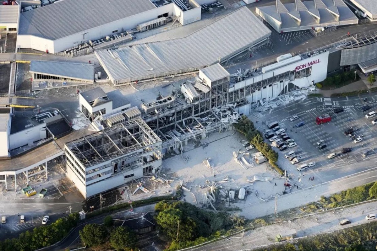 Centro comercial afectado por terremoto en Japón