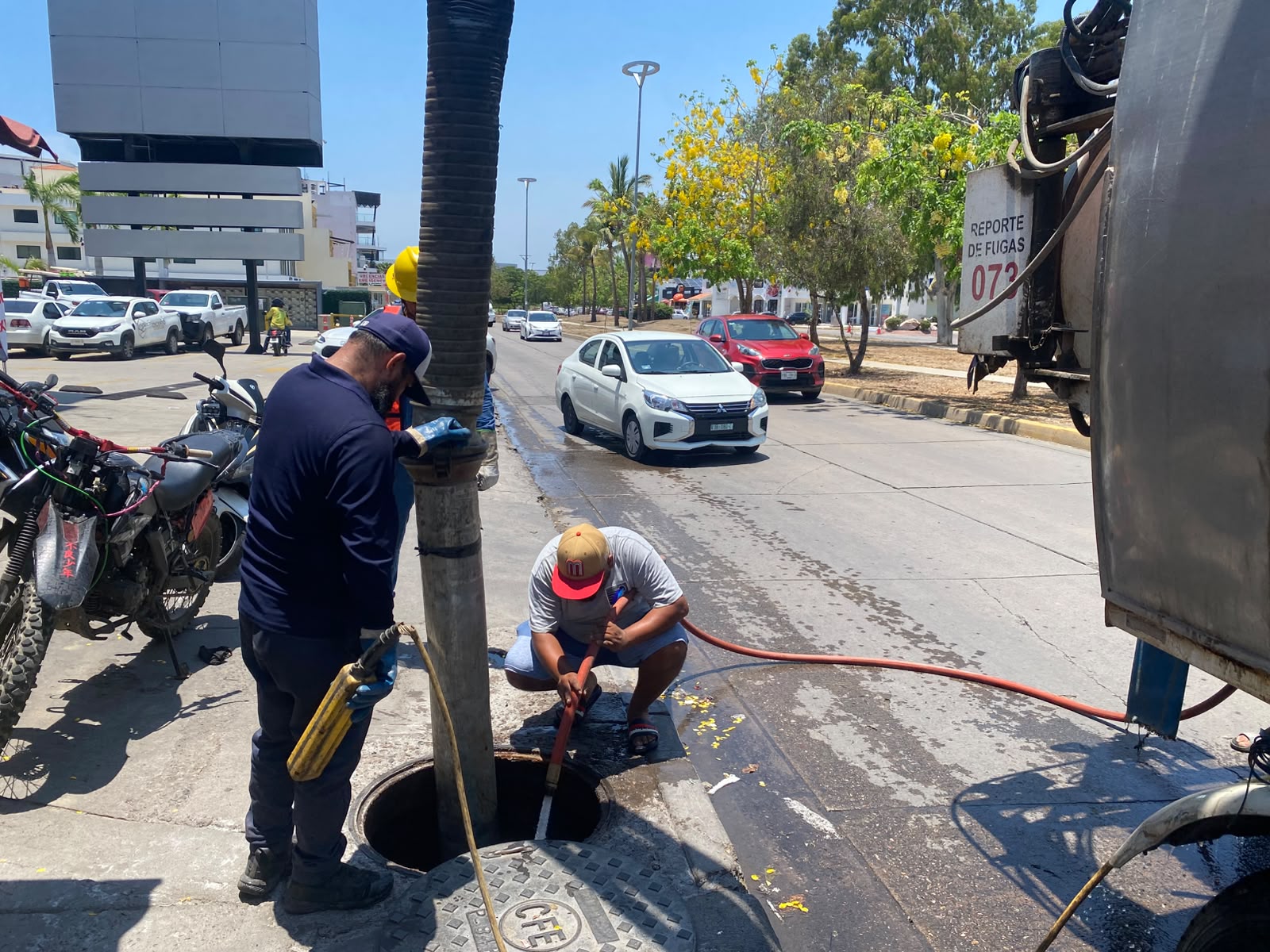 CFE y Jumapam limpian registros de cableado subterráneo