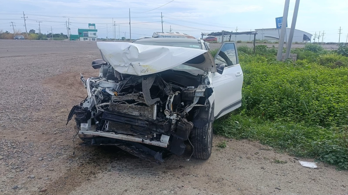 Choca Kia contra tractocamión en México 15, en Guasave
