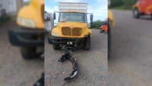 Choca Kia contra tractocamión en México 15, en Guasave