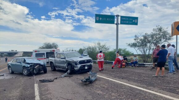 Chocan conductores de automóvil y camioneta en el crucero de Las Brisas, Guasave, Sinaloa