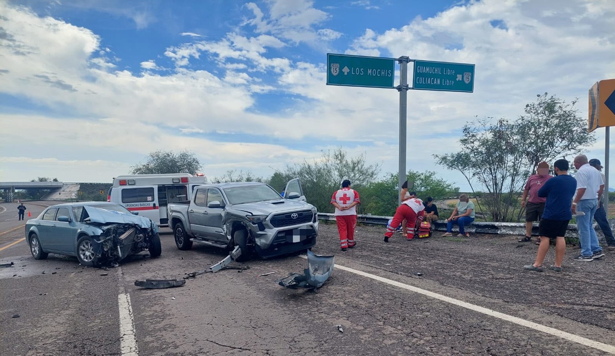 Chocan camioneta y automóvil en Guasave
