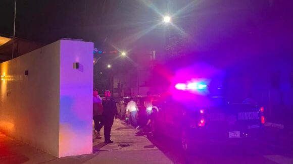 Camioneta con redilas provoca choque en el Centro de Guasave, Sinaloa, y huye