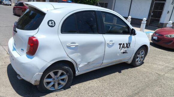 Choque entre dos automóviles deja solo daños materiales en el centro de Guasave, Sinaloa