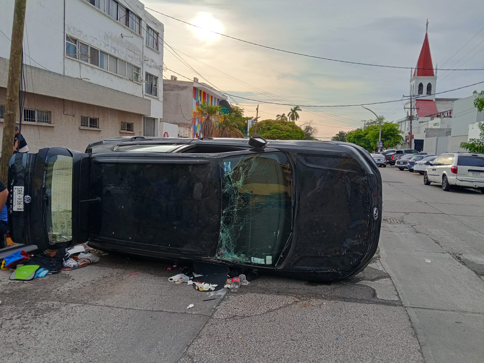 Choque con volcadura en el sector Centro de Los Mochis, Sin.