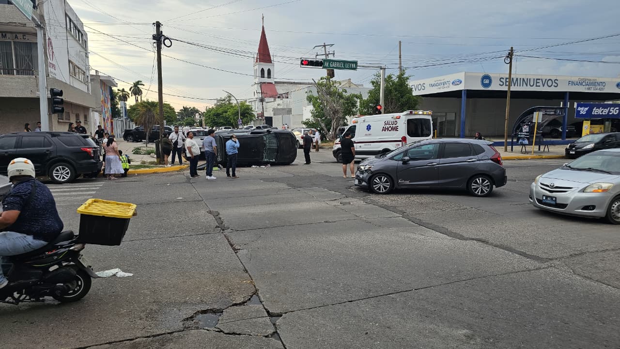 Choque con volcadura en el sector Centro de Los Mochis, Sin.