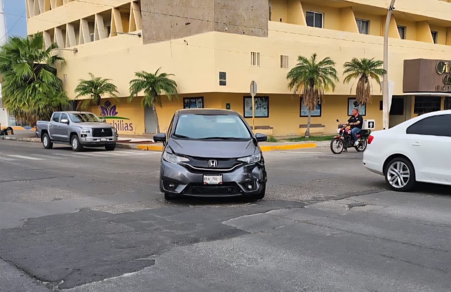 Choque con volcadura en el sector Centro de Los Mochis, Sin.