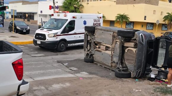 Volcadura deja dos personas lesionadas en el sector Centro de Los Mochis, Sinaloa