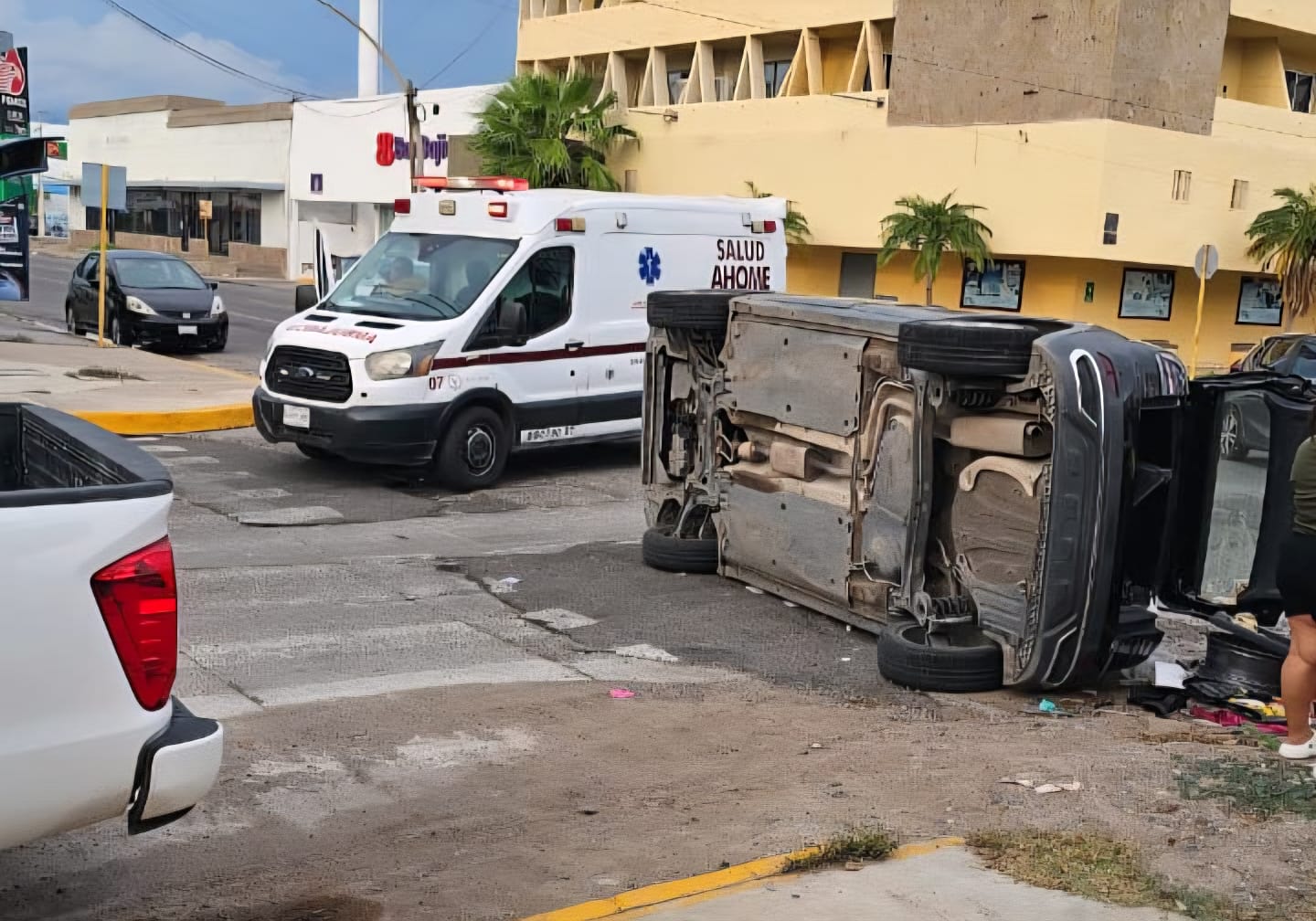 Choque con volcadura en el sector Centro de Los Mochis, Sin.